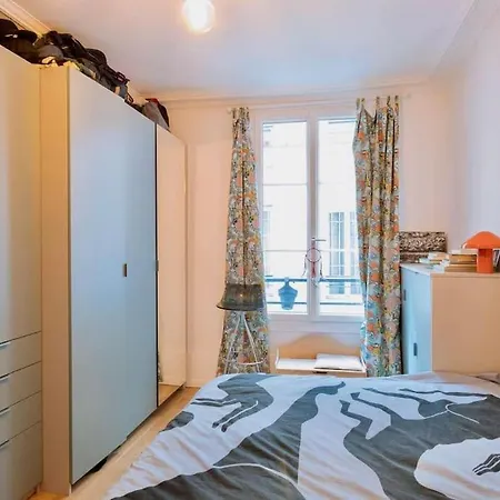 Delight In Montmartre - A True Parisian Apartman