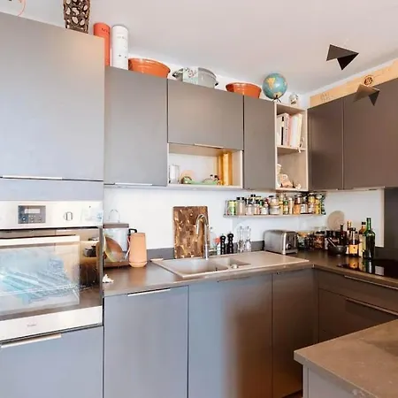 Apartment Delight In Montmartre - A True Parisian *