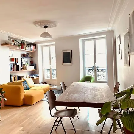 Apartment Delight In Montmartre - A True Parisian *